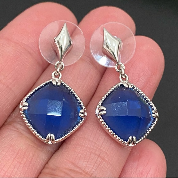 Unsigned Rounded Square-shaped Blue Faceted Crystal Earrings - Picture 9 of 13